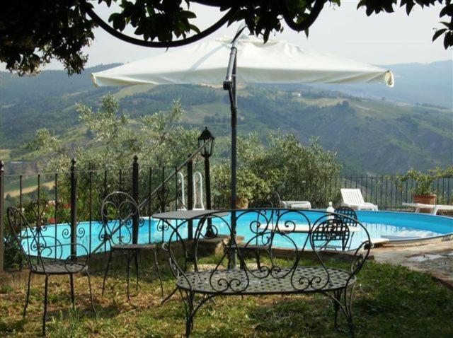Cascina La Buca Guest House Castello di Serravalle ภายนอก รูปภาพ