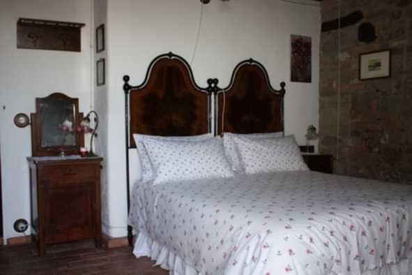 Cascina La Buca Guest House Castello di Serravalle ภายนอก รูปภาพ