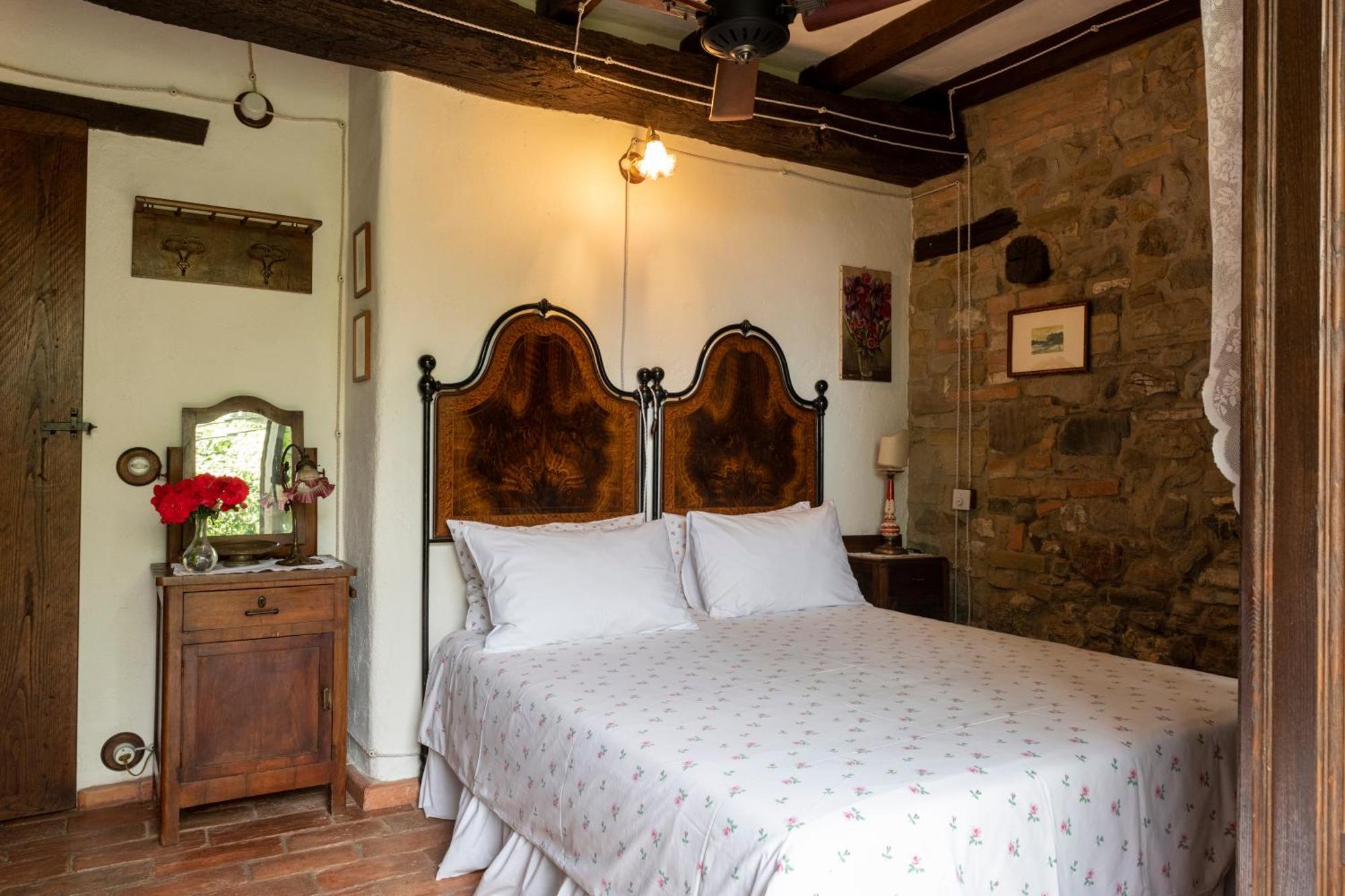 Cascina La Buca Guest House Castello di Serravalle ภายนอก รูปภาพ