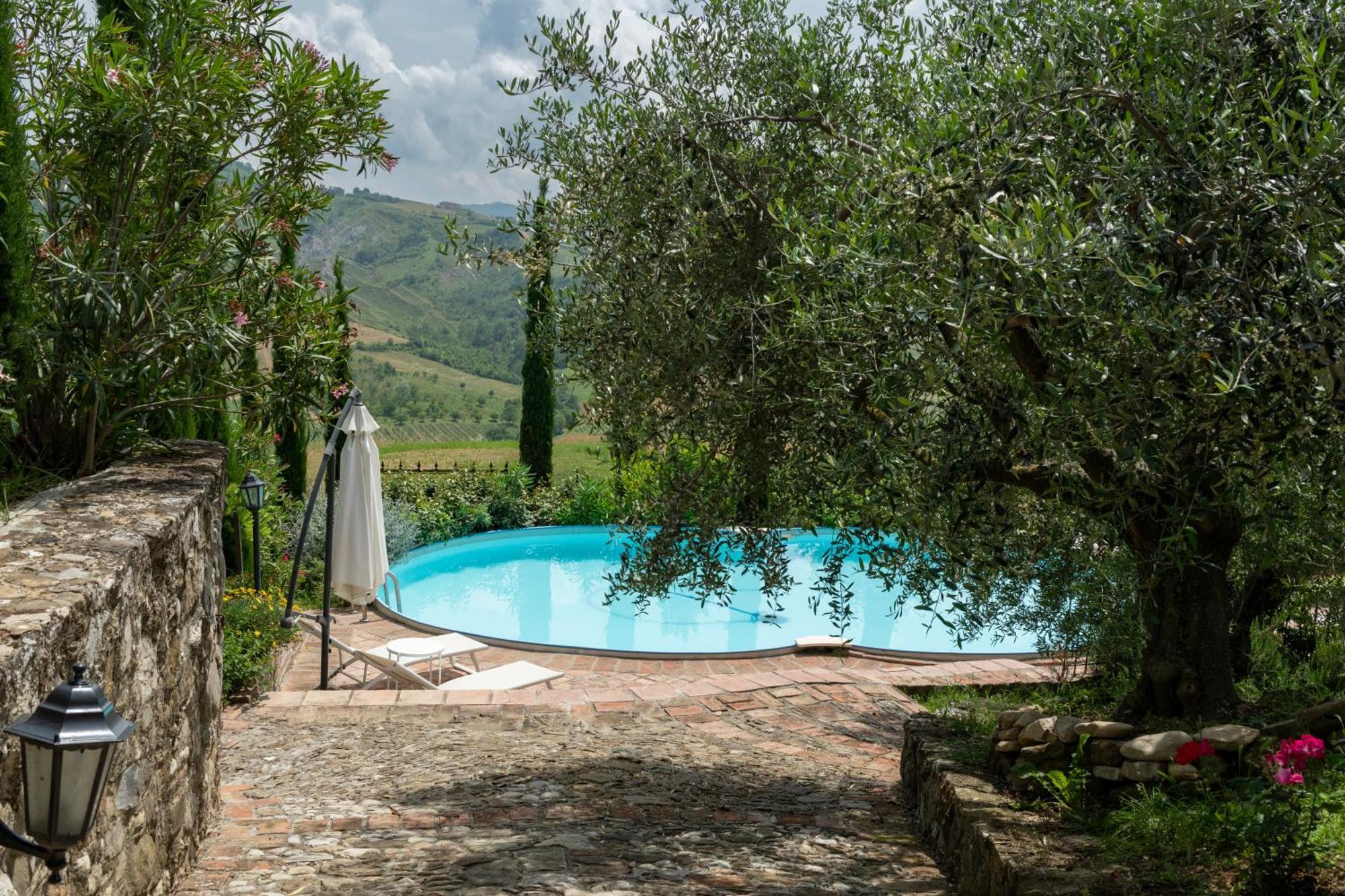 Cascina La Buca Guest House Castello di Serravalle ภายนอก รูปภาพ