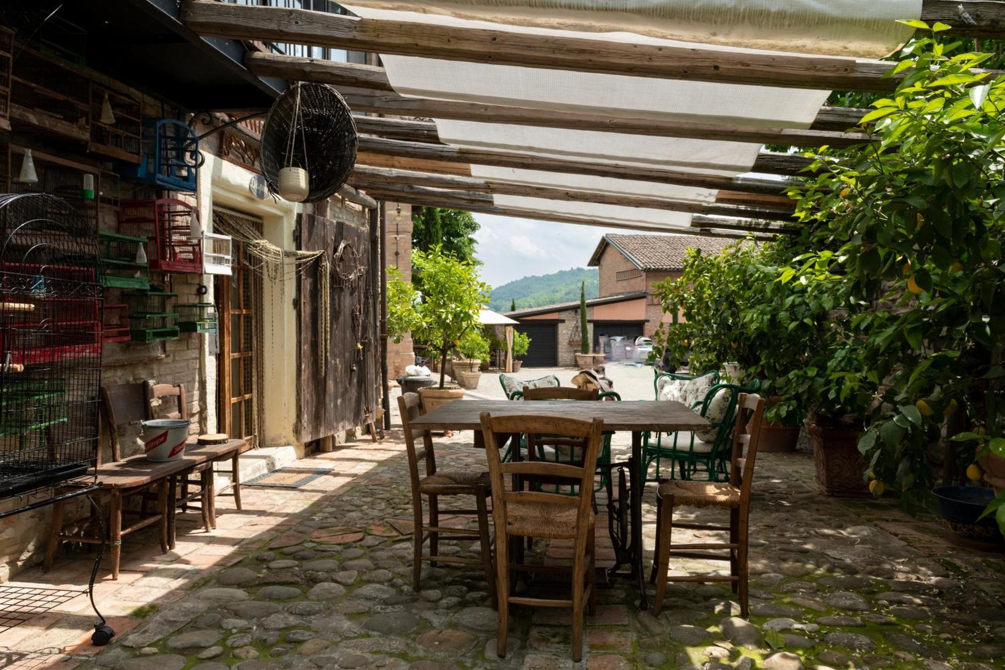 Cascina La Buca Guest House Castello di Serravalle ภายนอก รูปภาพ