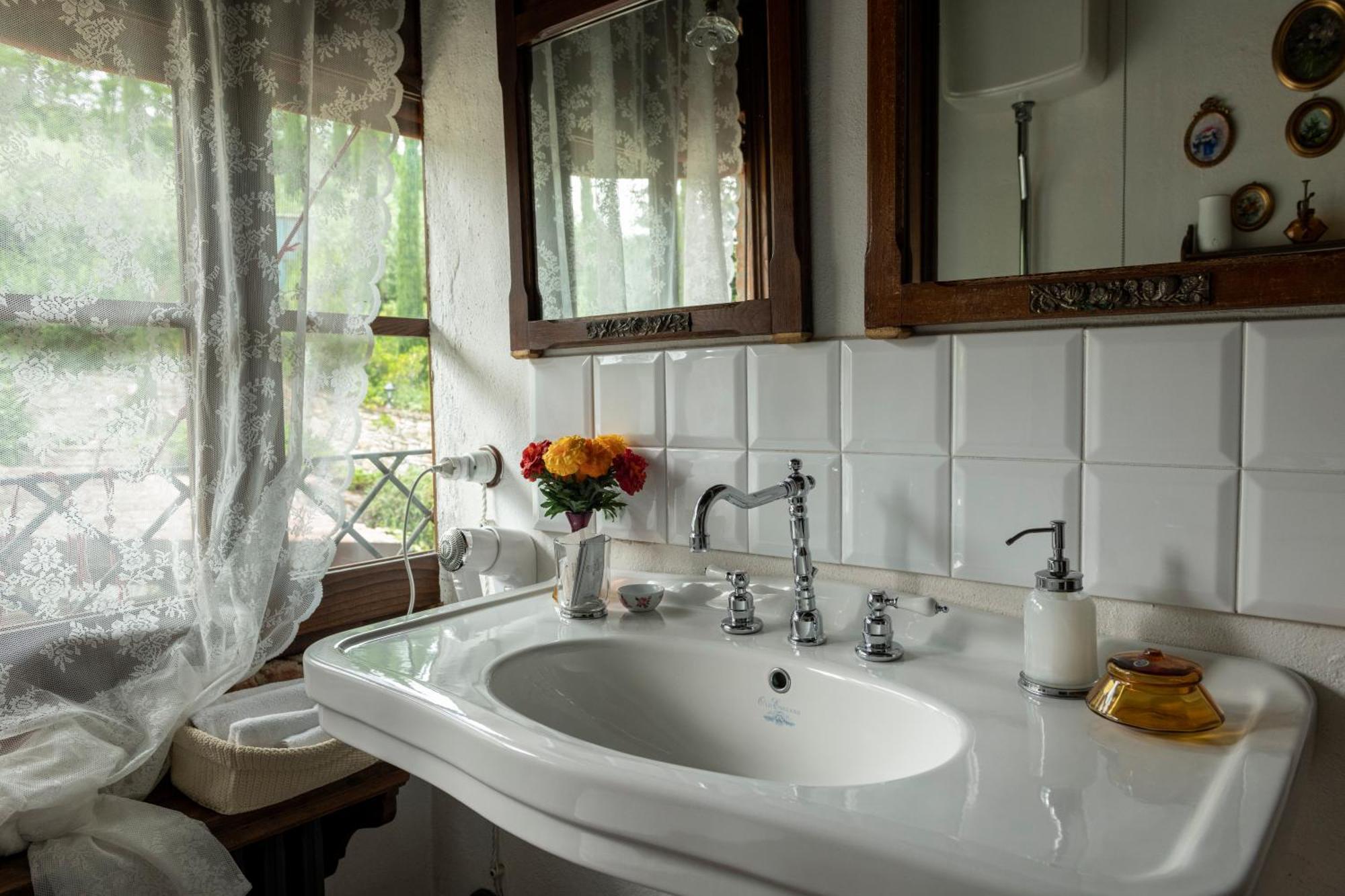 Cascina La Buca Guest House Castello di Serravalle ภายนอก รูปภาพ