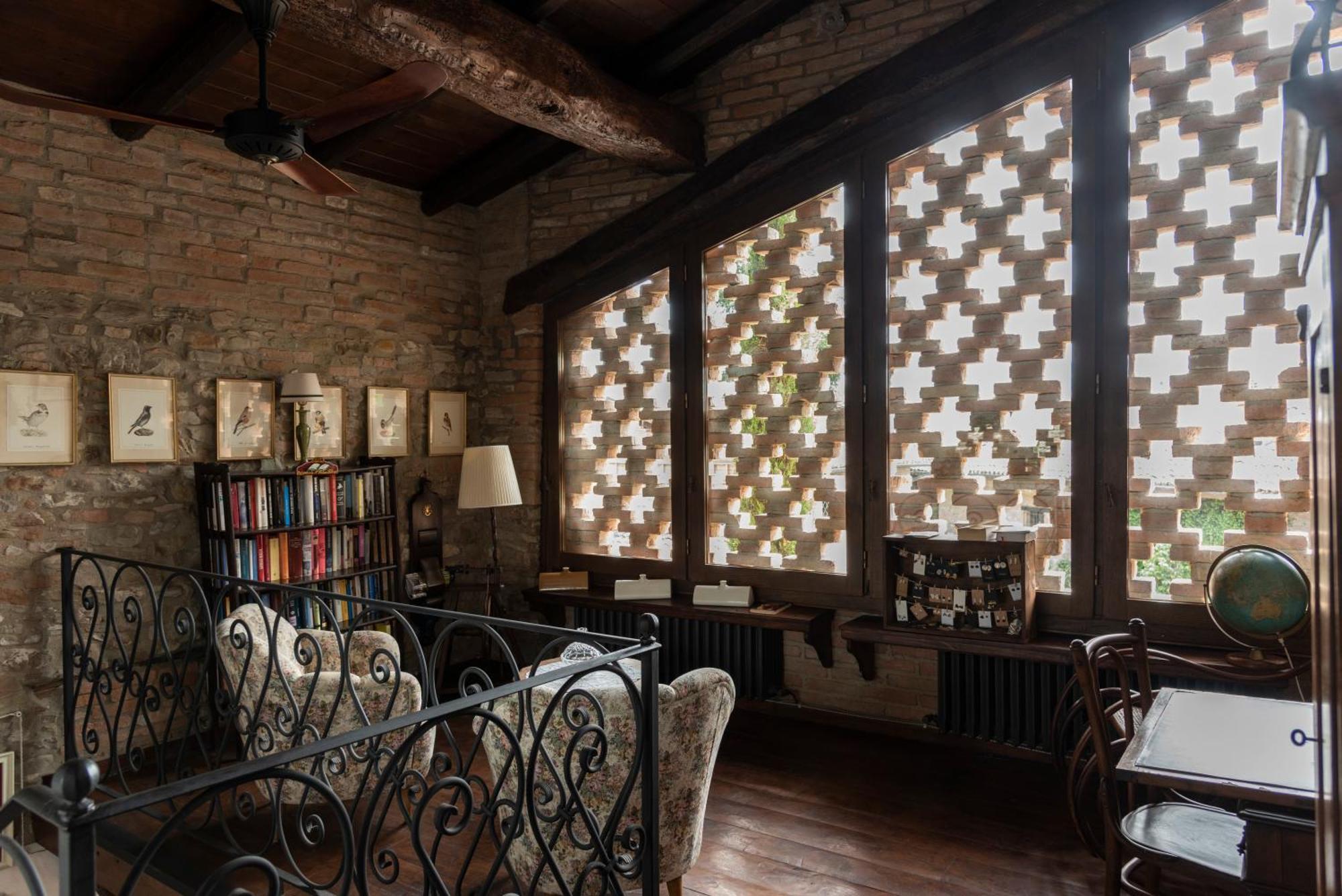 Cascina La Buca Guest House Castello di Serravalle ภายนอก รูปภาพ