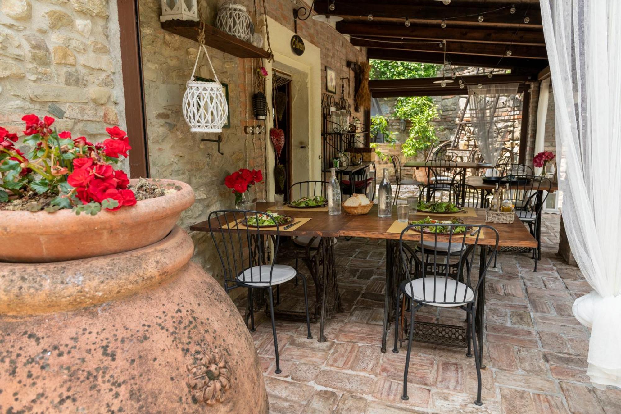 Cascina La Buca Guest House Castello di Serravalle ภายนอก รูปภาพ