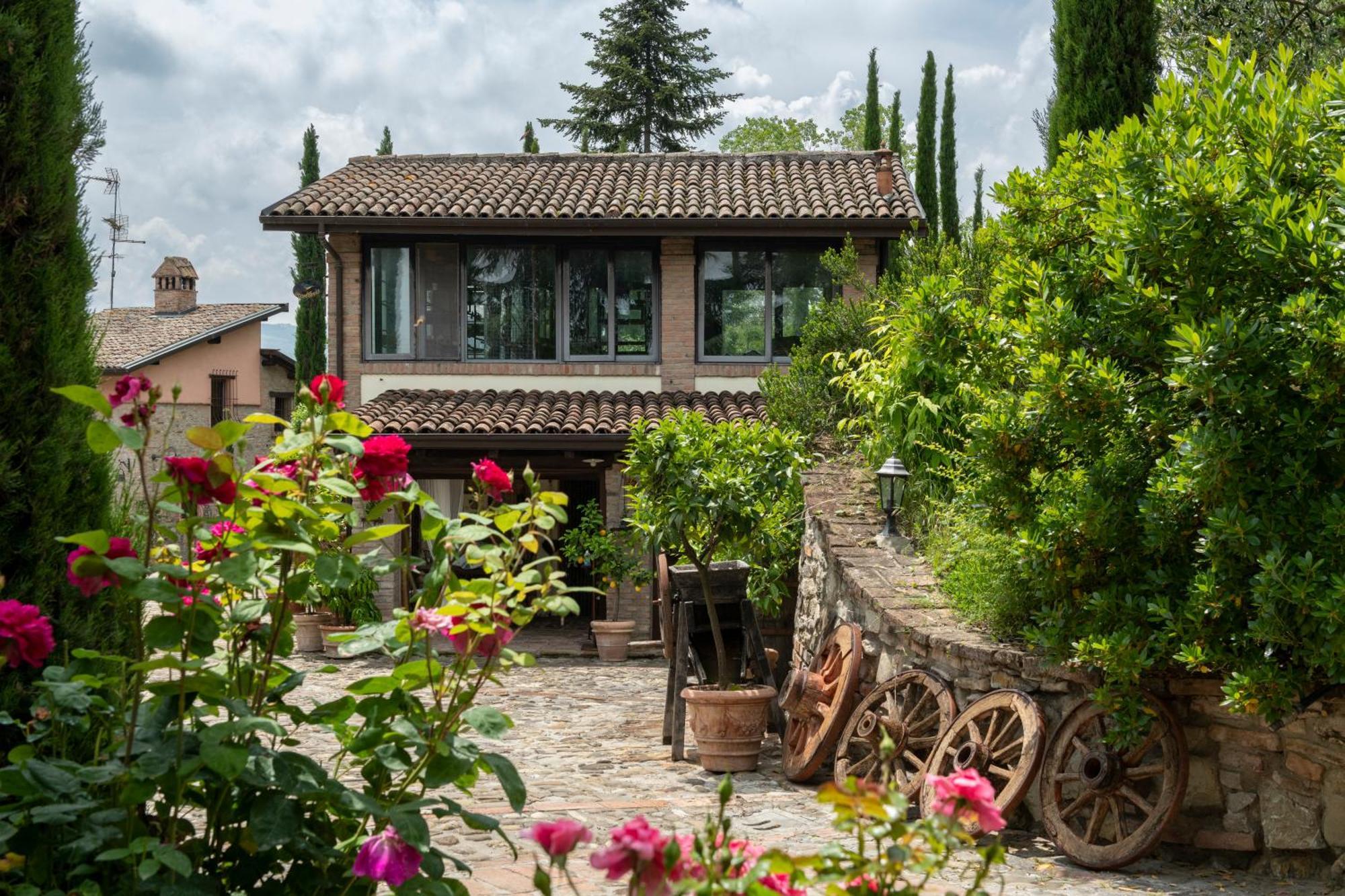 Cascina La Buca Guest House Castello di Serravalle ภายนอก รูปภาพ