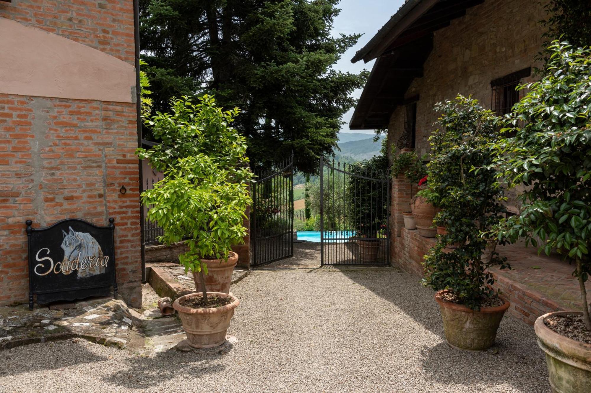 Cascina La Buca Guest House Castello di Serravalle ภายนอก รูปภาพ