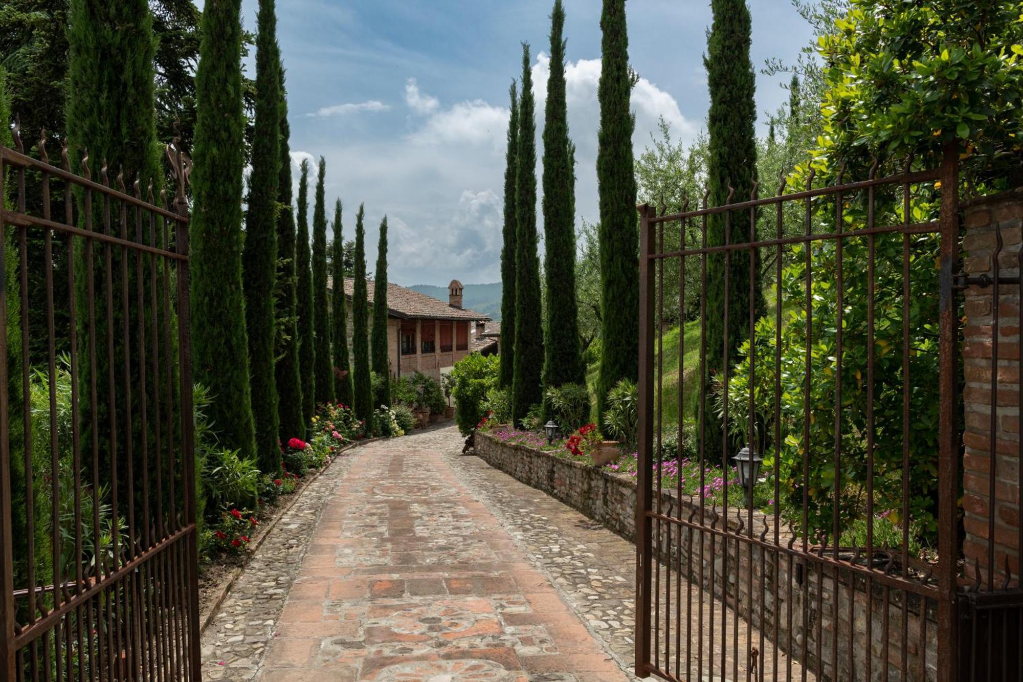 Cascina La Buca Guest House Castello di Serravalle ภายนอก รูปภาพ