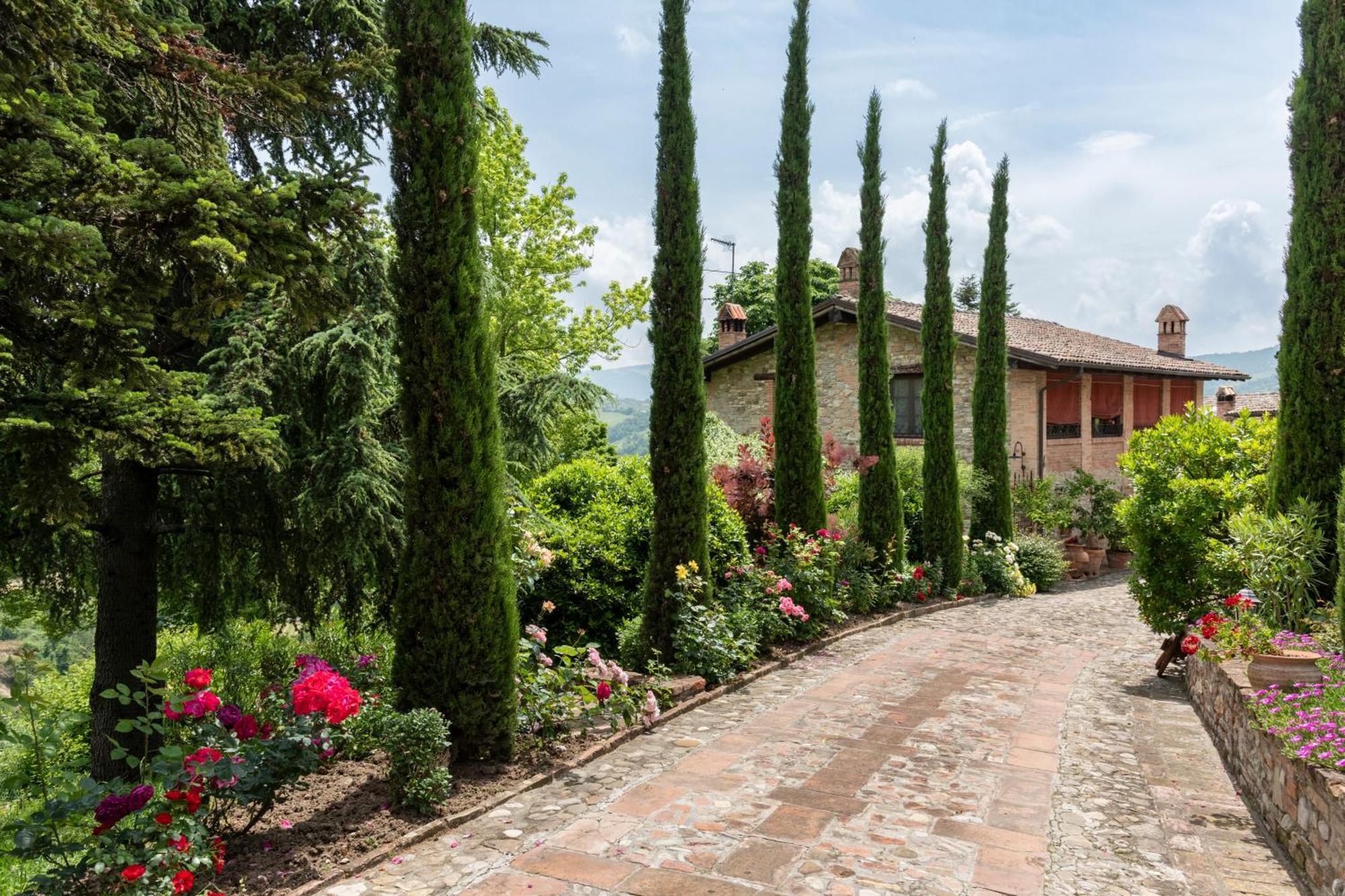 Cascina La Buca Guest House Castello di Serravalle ภายนอก รูปภาพ